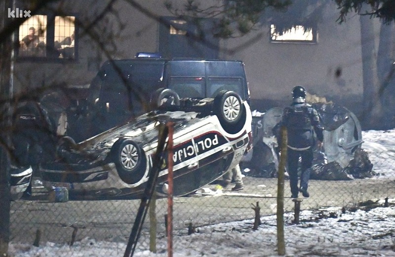 Oglasio se MUP KS oko nereda s migrantima: Istukli su policajce, prevrtali im auta, porazbijali invertar i opremu!