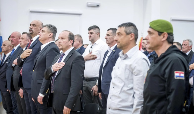 Zoran Milanović u Kninu odlikovao postrojbe HVO-a i poručio kako je dosta da Herceg-Bosna se smatra zločinačkom organizacijom!
