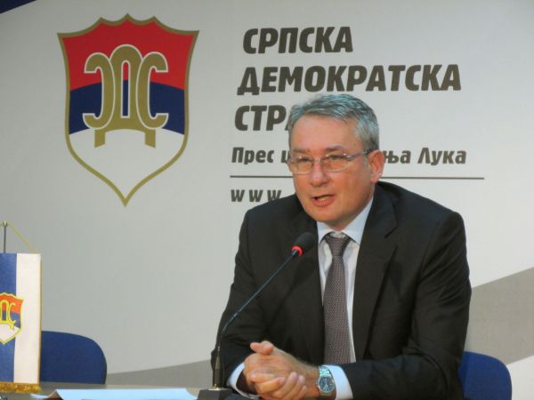 Mladen Bosić: “Hitler je bio fanatik bolesne ideologije, a Dodik je korumpirani kriminalac”