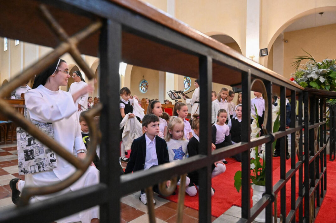 Europejci na “mukama”: Sve više škola u Mađarskoj svoj nastavni dan započinju molitvom