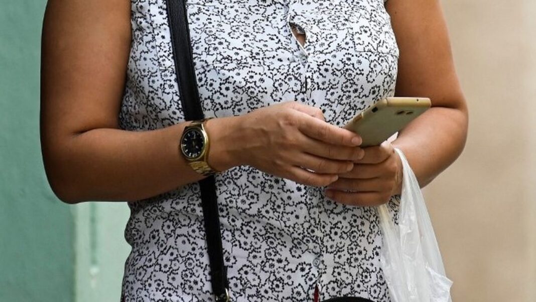 Novi mobiteli i pametni satovi mogu omesti rad pacemakera, znanstvenici otkrili i koje uređaje su testirali