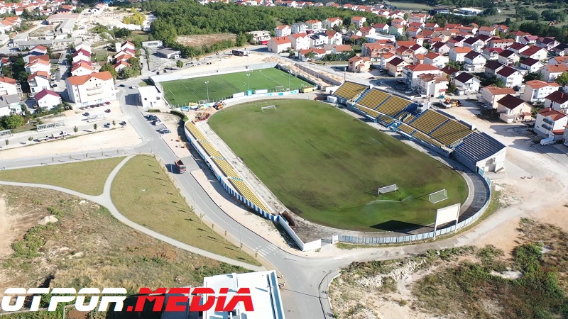 Nakon više od 28 godina došlo je vrijeme na promjenu travnjaka na Gradskom stadionu Mokri Dolac