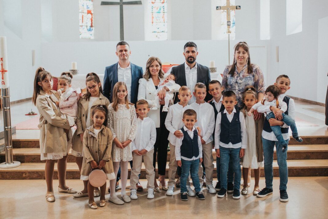 PREKRASAN PRIZOR OBITELJI – Majka desetero djece bila kuma petom djetetu obitelji iz Širokog Brijega