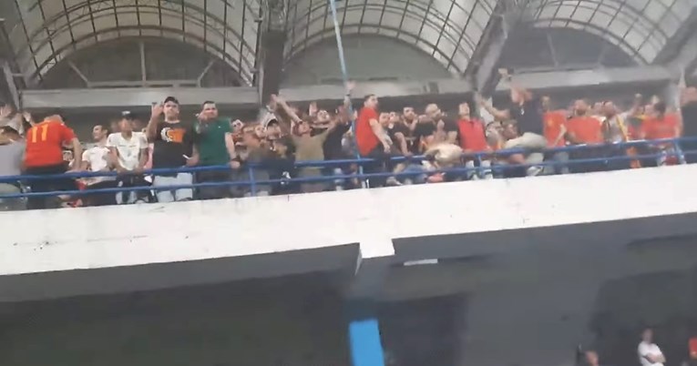 Poslušajte kako su crnogorski navijači na utakmici s BiH vikali: “Burek sa sirom”