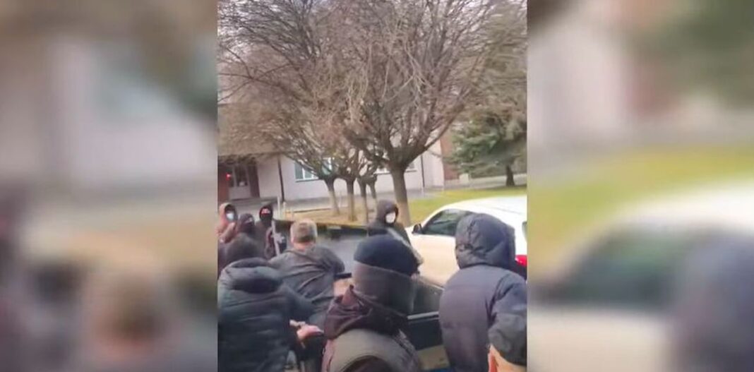 VIDEO: Novog direktora nogometnog trećeliga iz Ukrajine bacili u kontejner i izbacili na ulicu