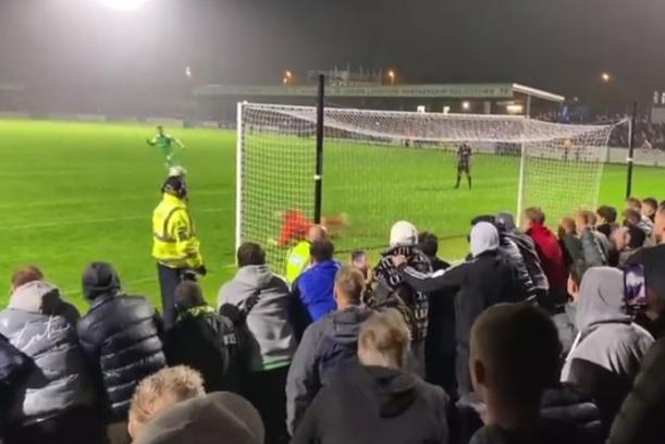 VIDEO Nogometaš pogodio zaštitara loptom u glavu