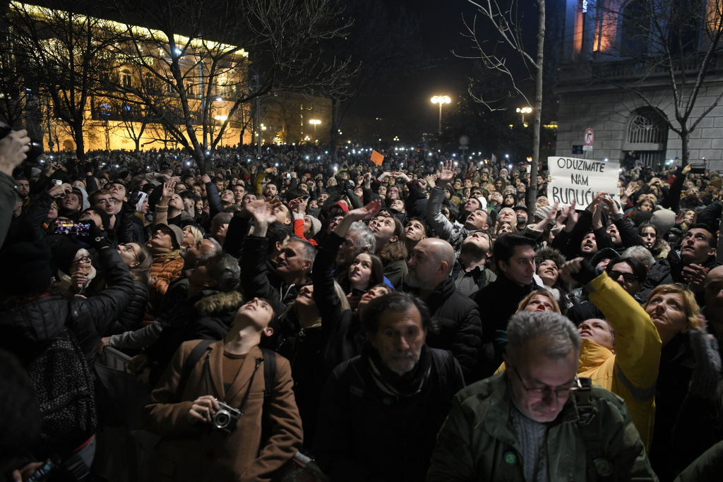 Veliki neredi u Srbiji. Tisuće građana usred Beograda viču “Vučiću, lopove”, Tepić i Aleksić započinju štrajk glađu