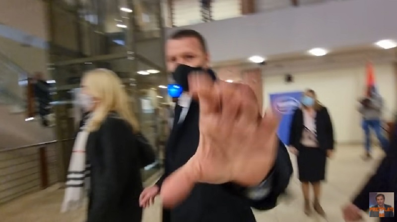 VIDEO: “Međed” iz osiguranja predsjednice RS-a Željke Cvijanović zaskočio nezavisnog zastupnika