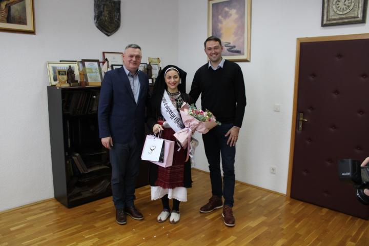 Petri Anić iz Posušja najfotogeničnija Hrvaticu u narodnoj nošnji