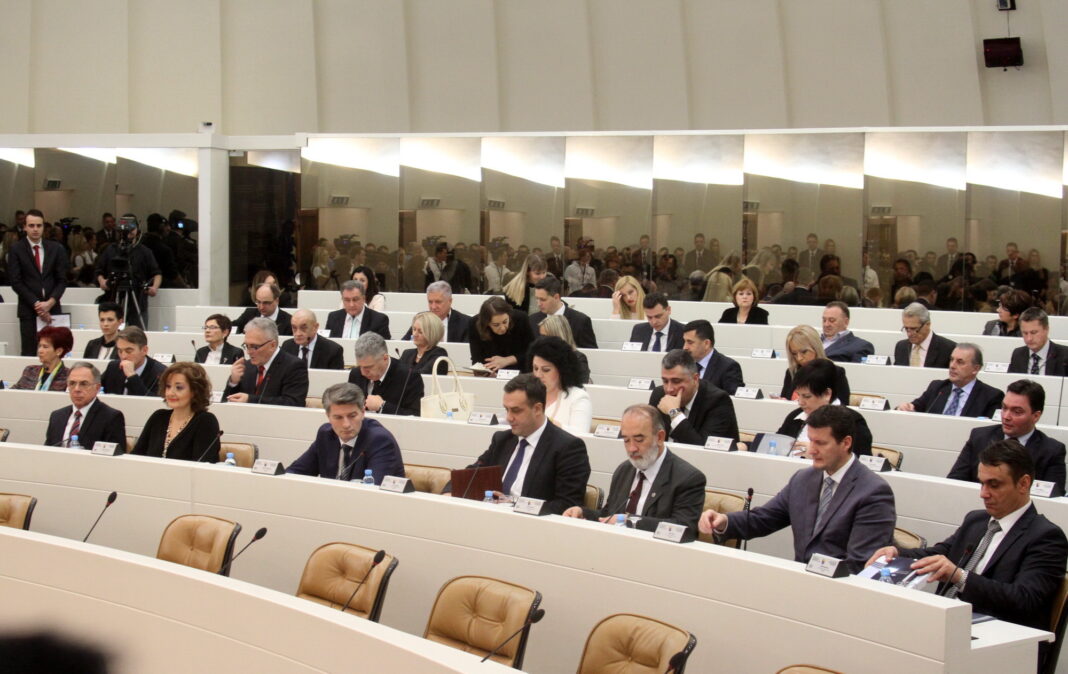 Posao dobar, a para laka – Spavači u parlamentu i rekorderi po neaktivnosti