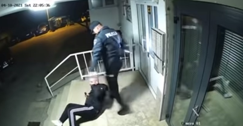UZNEMIRUJUĆ VIDEO: Policijska brutalnost nad mladićem jer je prekršio policijski sat!