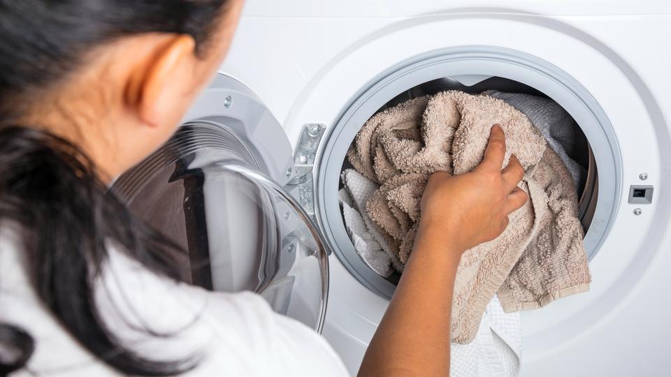 Samo jedan korak u čišćenju perilice rublja produžuje njen vijek
