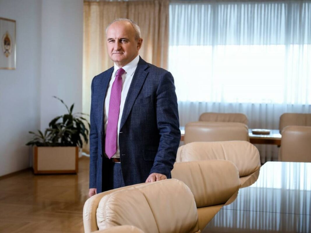Nije točno da su svi ministri rastrošni: Đokić uštedio narodu devet KM i kupio limuzinu