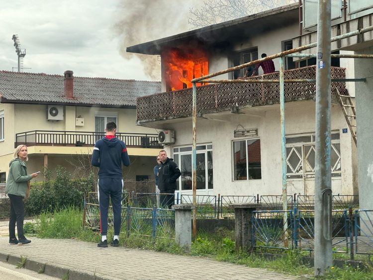 Požar izbio u kući u Širokom Brijegu, vatrogasci na terenu, jedna osoba lakše ozlijeđena
