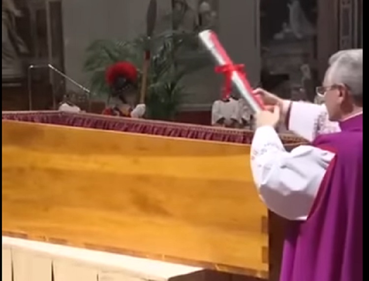VIDEO: Zatvaranje lijesova Benedikta XVI.