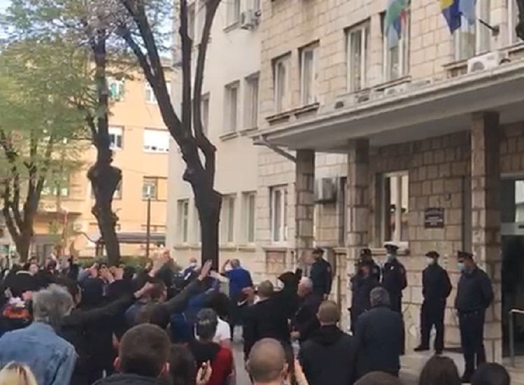 Otpor u Mostaru povodom bahatih policajaca – ”Mito i korupcija, mostarska policija”