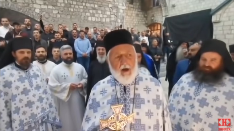VIDEO: “Popovi provokatori” – Na ulicama prosvjedi i neredi a oni pjevaju “Kad se vojska na Kosovo vrati”