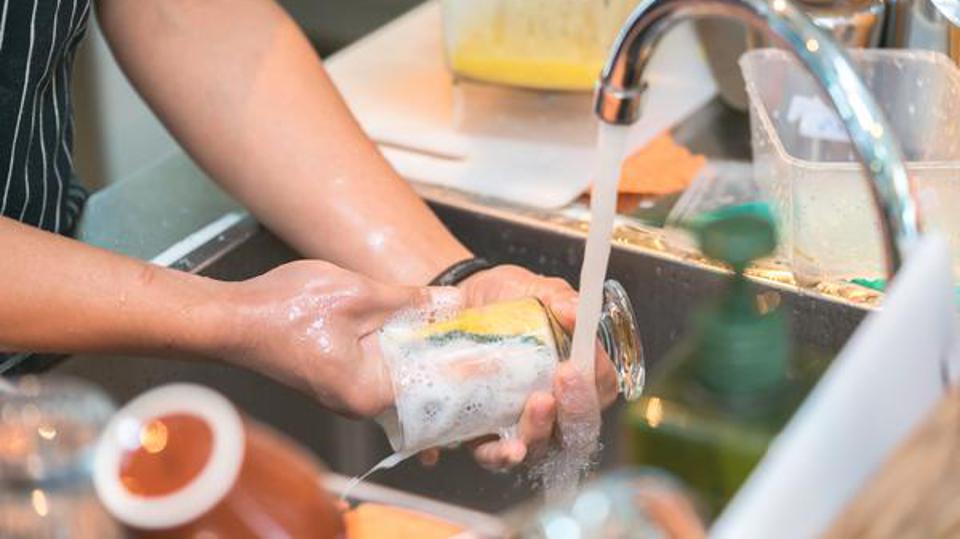 Ovaj prirodni proizvod savršeno će očistiti čaše od kamenca