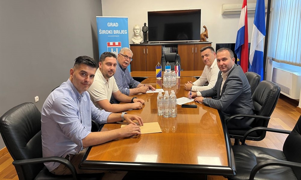 IVO SE PRIPREMA!!! Potpisan Ugovor sufinanciranja projekta zamjene i proširenja javne rasvjete u MZ Kočerin