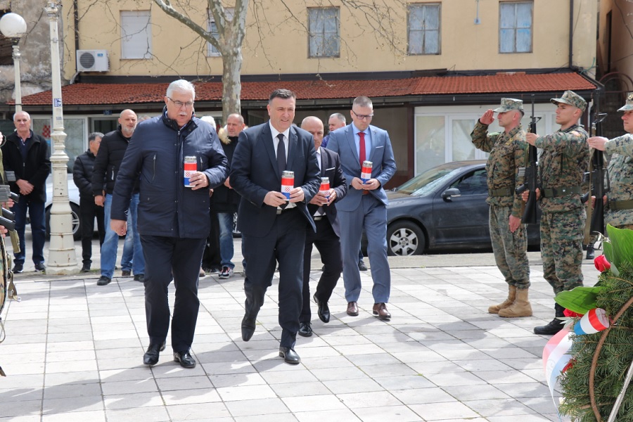 Polaganjem vijenca i paljenjem svijeća u Širokom Brijegu obilježena 31. obljetnica utemeljenja HVO-a