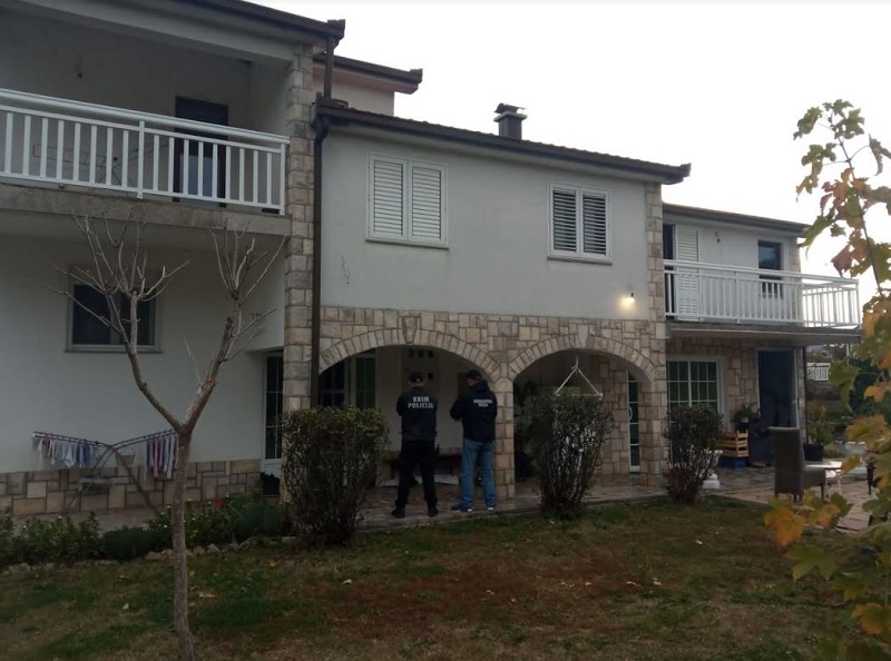 Širokobriješka policija kod zatvorskog čuvara pronašla veće količine droge i oružja, on se otisnuo u bijeg