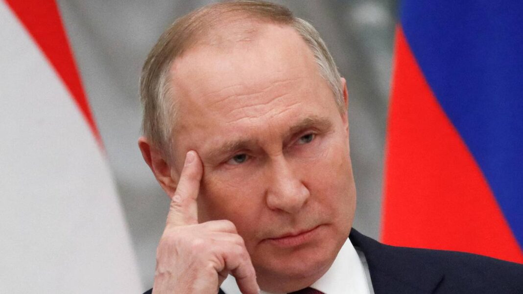 Nakon govora u Kremlju, Putin se popeo na pozornicu na Crvenom trgu. Tisućama je vikao: ‘Navijajte za vojsku, pobjeda će biti naša’