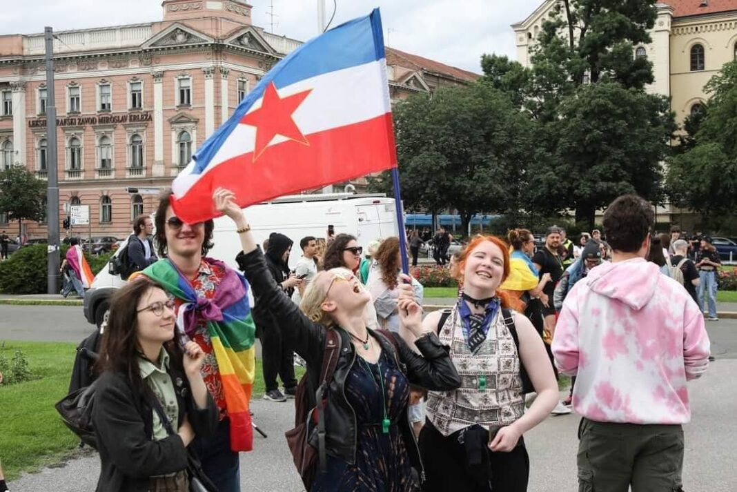 Jugoslovenska zastava ponosno maršira ulicama Zagreba u rukama Možemovaca