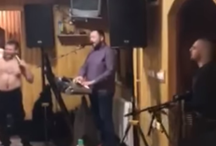 VIDEO: Slavili rođendan uz živu glazbu podno Jahorine, kad upada lika s “šarcem” i krene rafalati