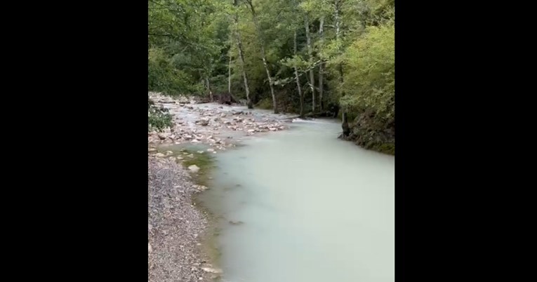 VIDEO: Neretva na gornjem toku potpuno pobijelila – “Ribe iskaču iz vode zbog nedostatka kisika”