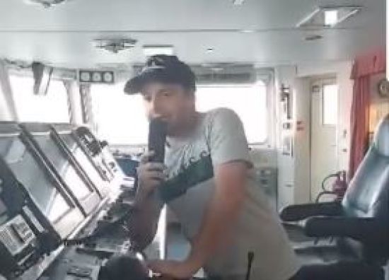 VIDEO – Ruski brod: ‘Zaboravite politiku, ostali smo bez goriva!‘; Gruzijski mornar: ‘Gonite se u ku…‘