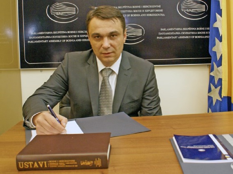 Bivši državni ministar sigurnosti Sadik Ahmetović osuđen na šest mjeseci zatvora