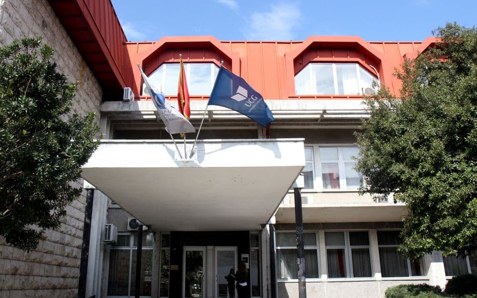 Studentica u Crnoj Gori proslavila s roditeljima i prijateljima lažnu diplomu!