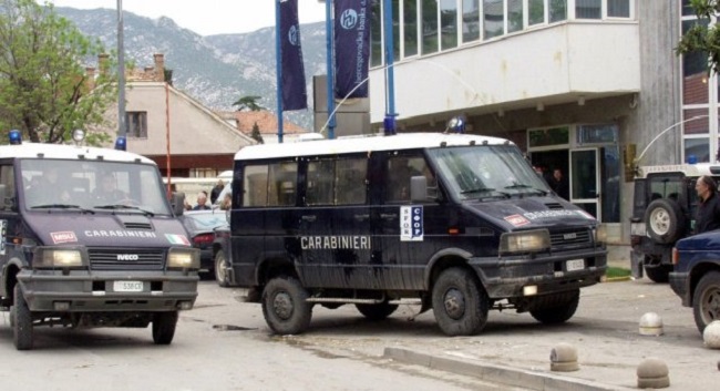 Dana 6.travnja 2001. SFOR u Grudama napadnut jajima, u Posušju im srednjoškolci otimali oružje!