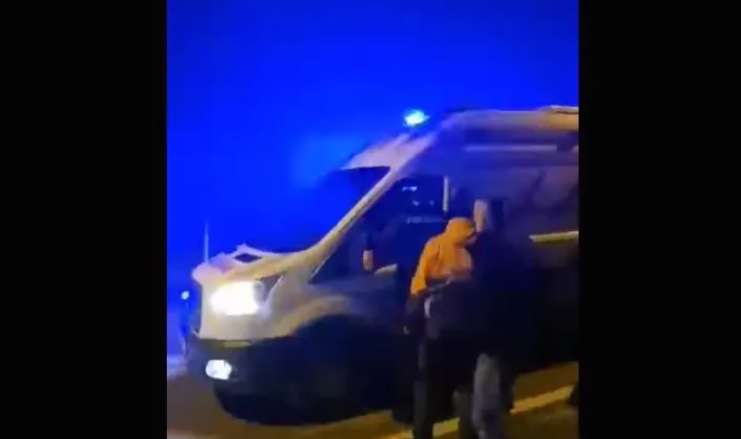 UZNEMIRUJUĆI SADRŽAJ – Policija moli Hitnu da preveze ozlijeđenog, oni ne žele i policija ga odvozi u bolnicu gdje podliježe ozljedama!