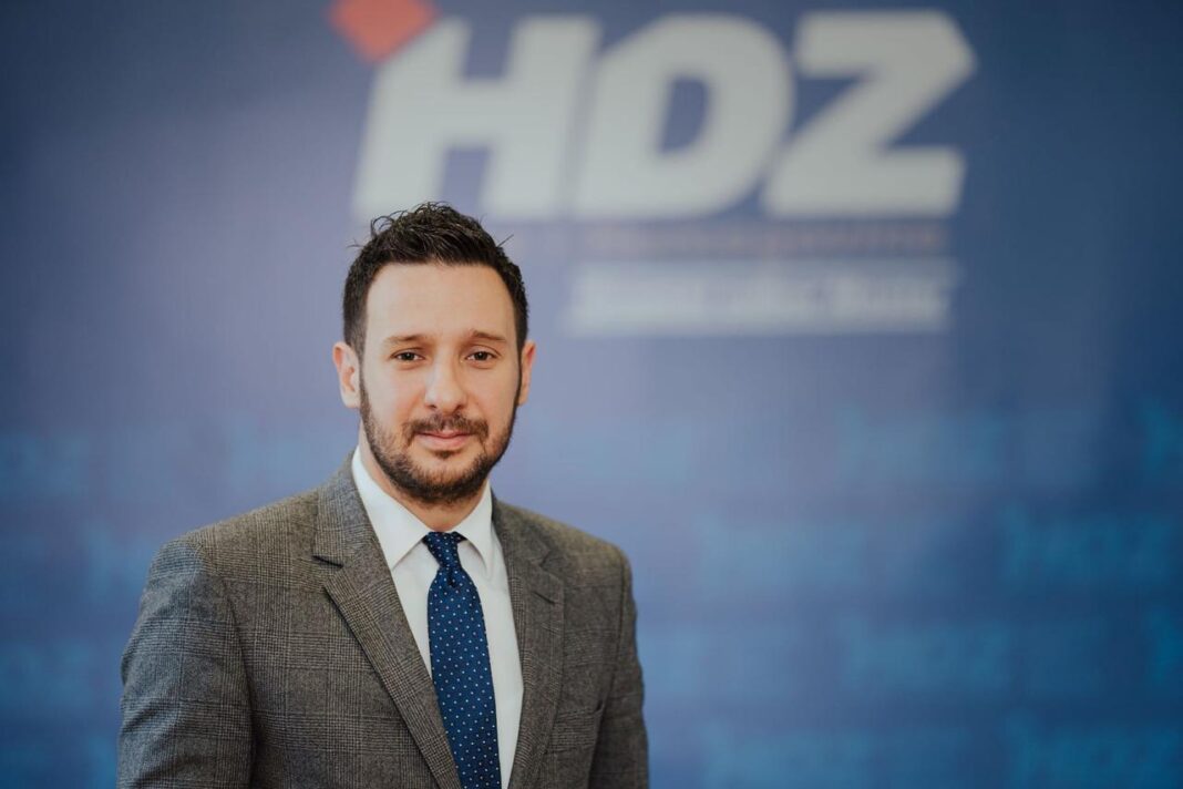 Priča o Čovićevom “klečavcu” i HDZ-ovoj uzdanici Slavenu Zeljki koji osim što dobro uhljebljuje, dobro igra košarku i dobro priča engleski!