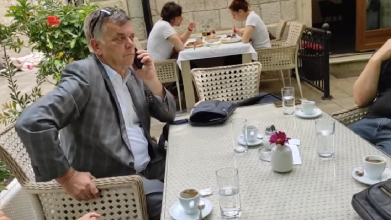 VIDEO “Razvaljivanje”: Verbalno prozvao suce “dangube” dok su pili kavu za vrijeme radnog vremena, zatim uhićen!