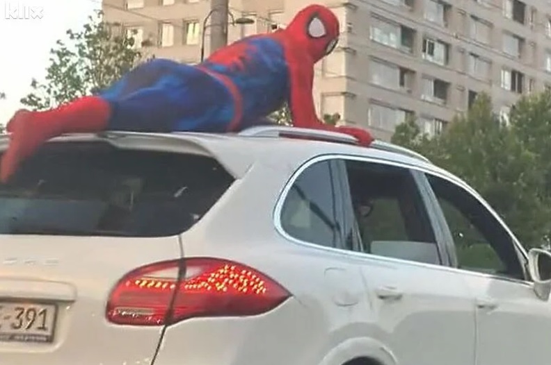 VIDEO: Spiderman se po Sarajevu provozao na autu