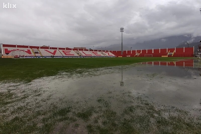 Teren u Mostaru pred utakmicu Veleža i Širokog u užasnom stanju, upitno odigravanje utakmice
