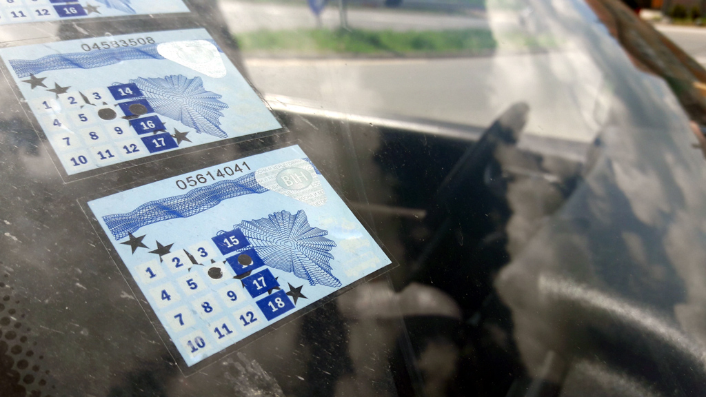 NOVA PERAČINA – Uvode nove duplo skuplje stiker naljepnice za vozila, a starih ima za neredne četiri godine