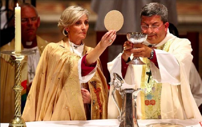 Papa Franjo dekretom dopustio ženama dijeliti pričest i ministrirati