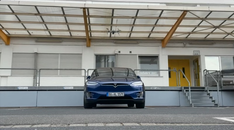 Dronom hakirali Teslu na parkiralištu