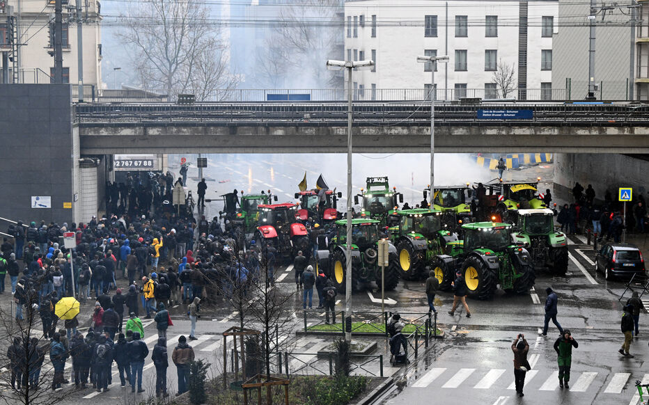 Tisuću traktora blokiralo ulice Bruxelles. Političarima nije svejedno, otpor seljaka je sve veći!