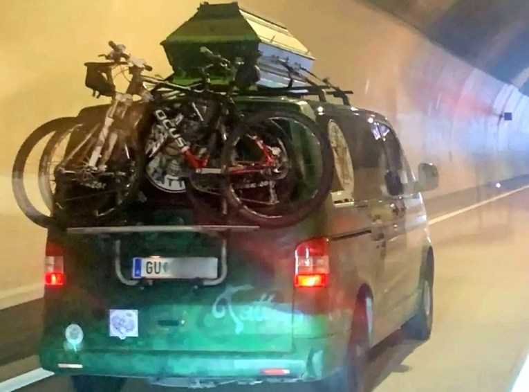 Viralni hit: Turist u Hrvatsku stigao s lijesom na krovu