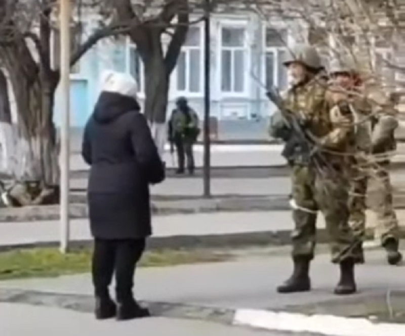 VIDEO: Hrabra Ukrajinka dere se na ruske vojnike: ‘Koji k… radite u našoj zemlji?‘