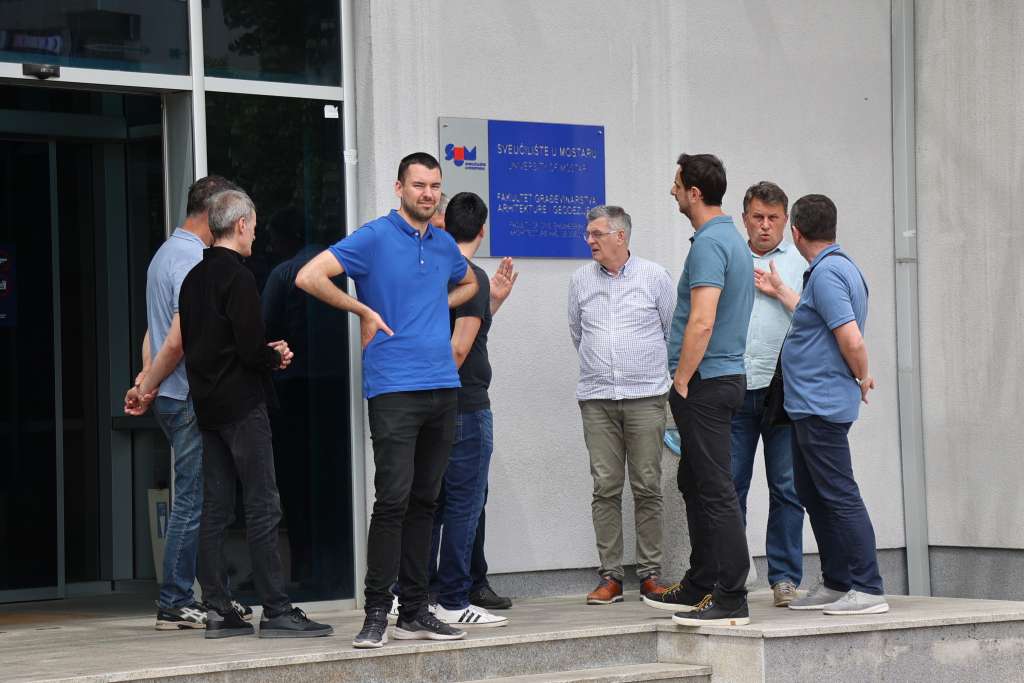 Uposlenici građevinskog fakulteta u Mostaru održali štrajk upozorenja