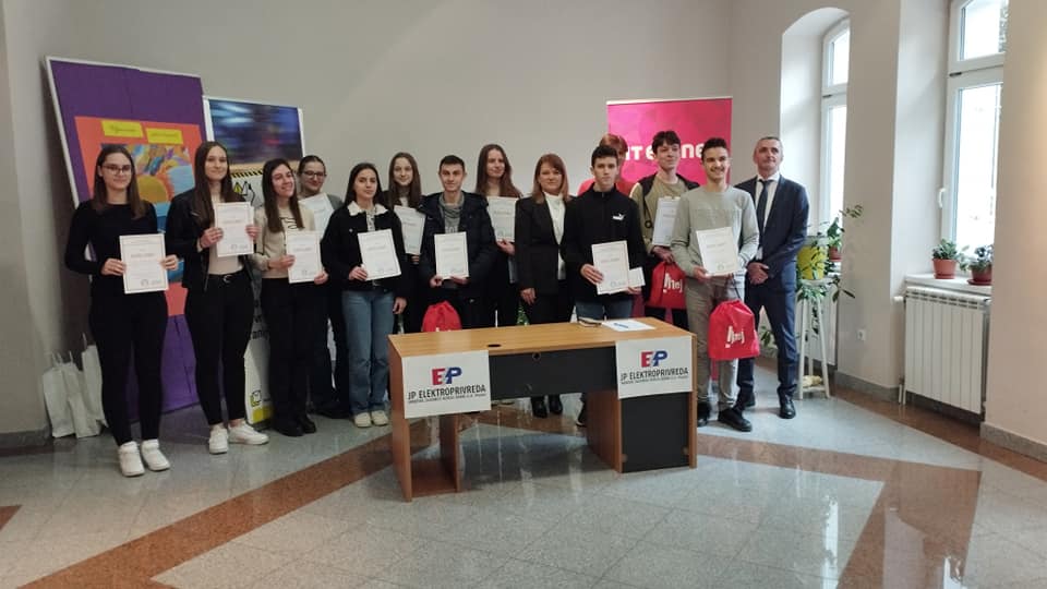 MRAČNA STRANA MEDALJE: Dok učenici škola ŽZH osvajaju medalje, ministrica Mikulić ih sabotira!