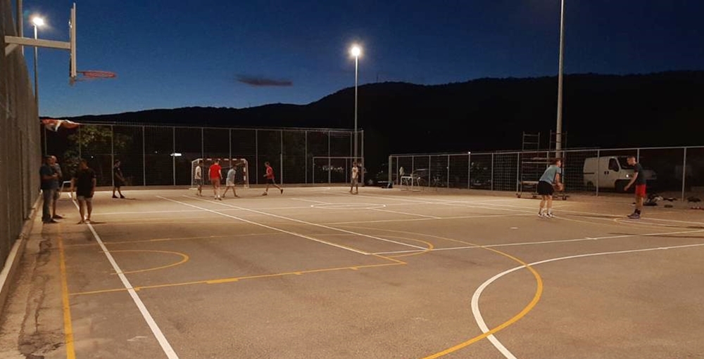 Udruga Zagomila iz Gruda nabavkom rasvjete i zaštitne ograde završila projekt sportskog igrališta u Zagomili