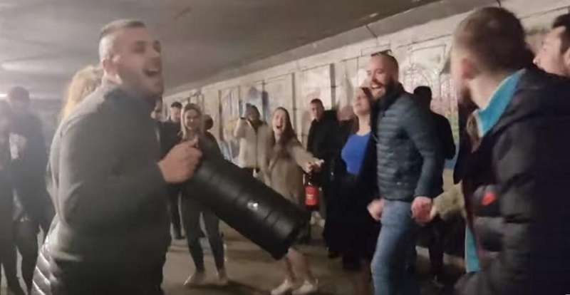 Studenti igraju kolo i pjevaju: Neće Dara da primi vakcinu, ne vjeruje u svjetsku medicinu!