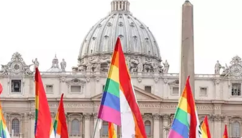 Papa Franjo formalno je odobrio svećenicima da daju blagoslov istospolnim parovima