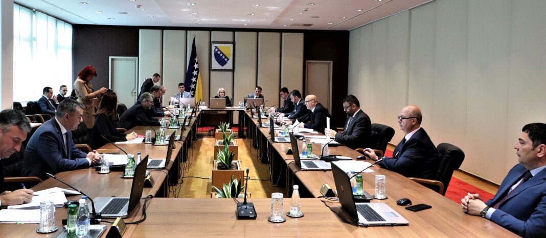 “Snalažljivi” HDZ-ovac – Savjetnik Borjane Krišto uzeo gotovo 20 tisuća KM otpremnine pa nastavio primati i mirovinu i plaću!
